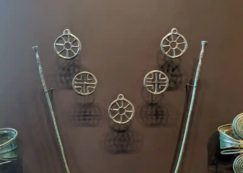 Bracelets and Sickles (Armschmuck und Sicheln)